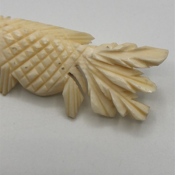 Vintage Carved Faux Ivory Resin Fish Brooch - Picture 2 of 7